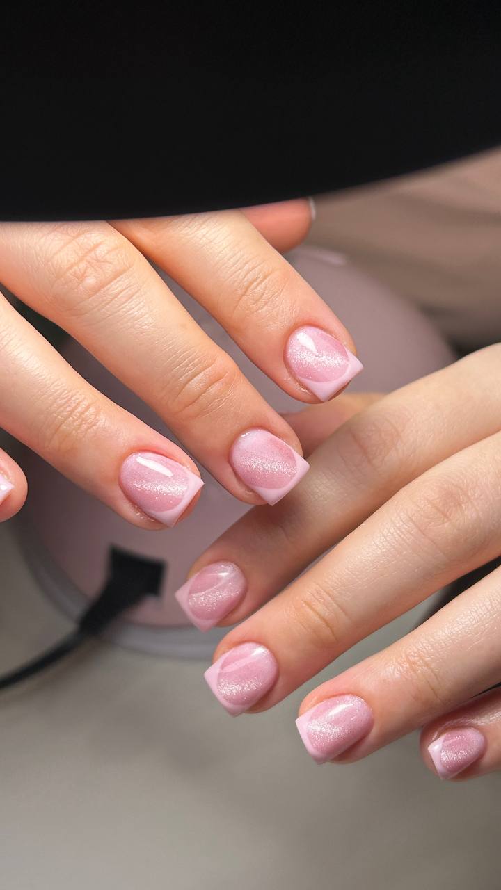 Рожевий блискучий манікюр