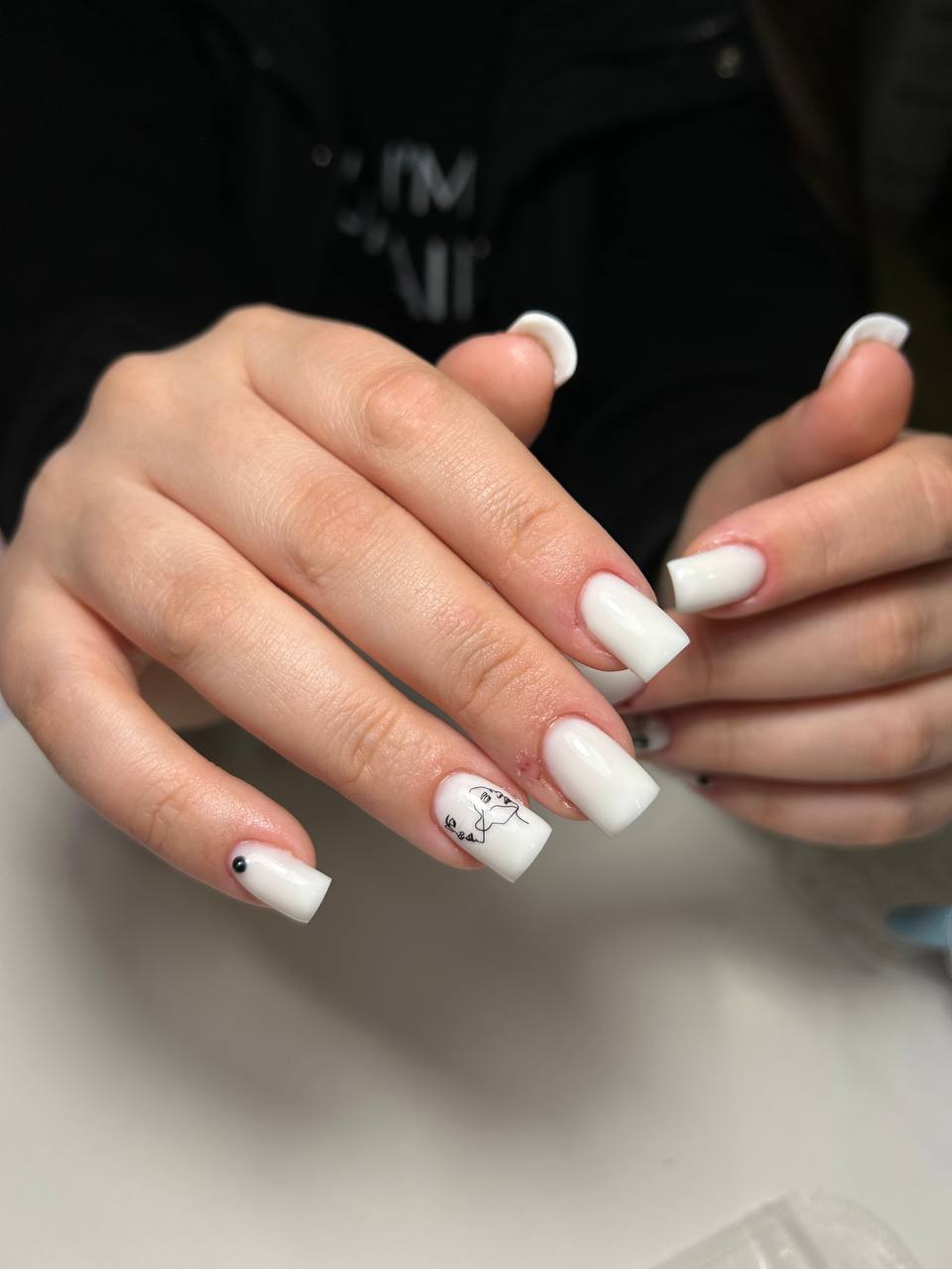 Білий манікюр з малюнком