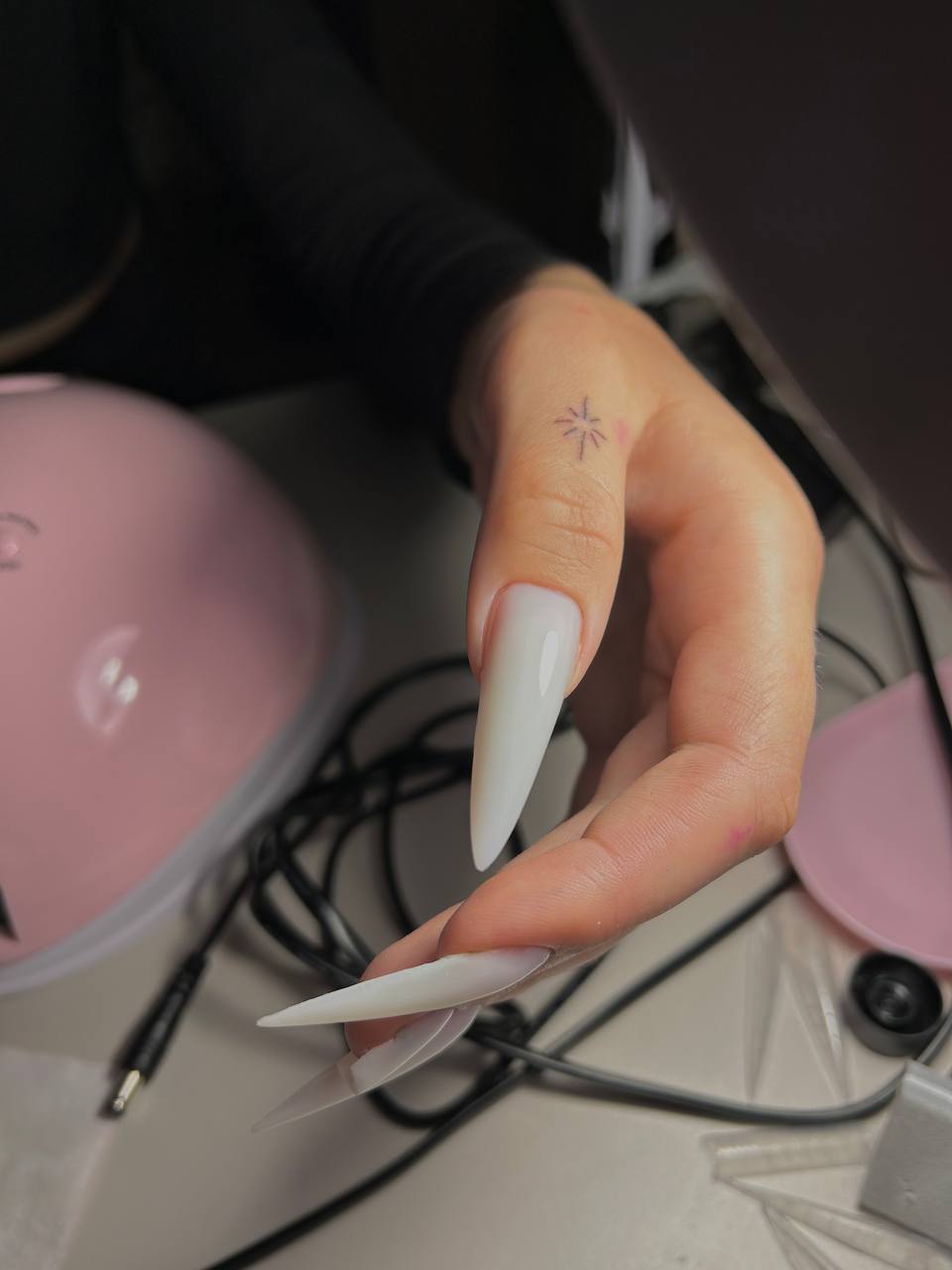 Білий стилет