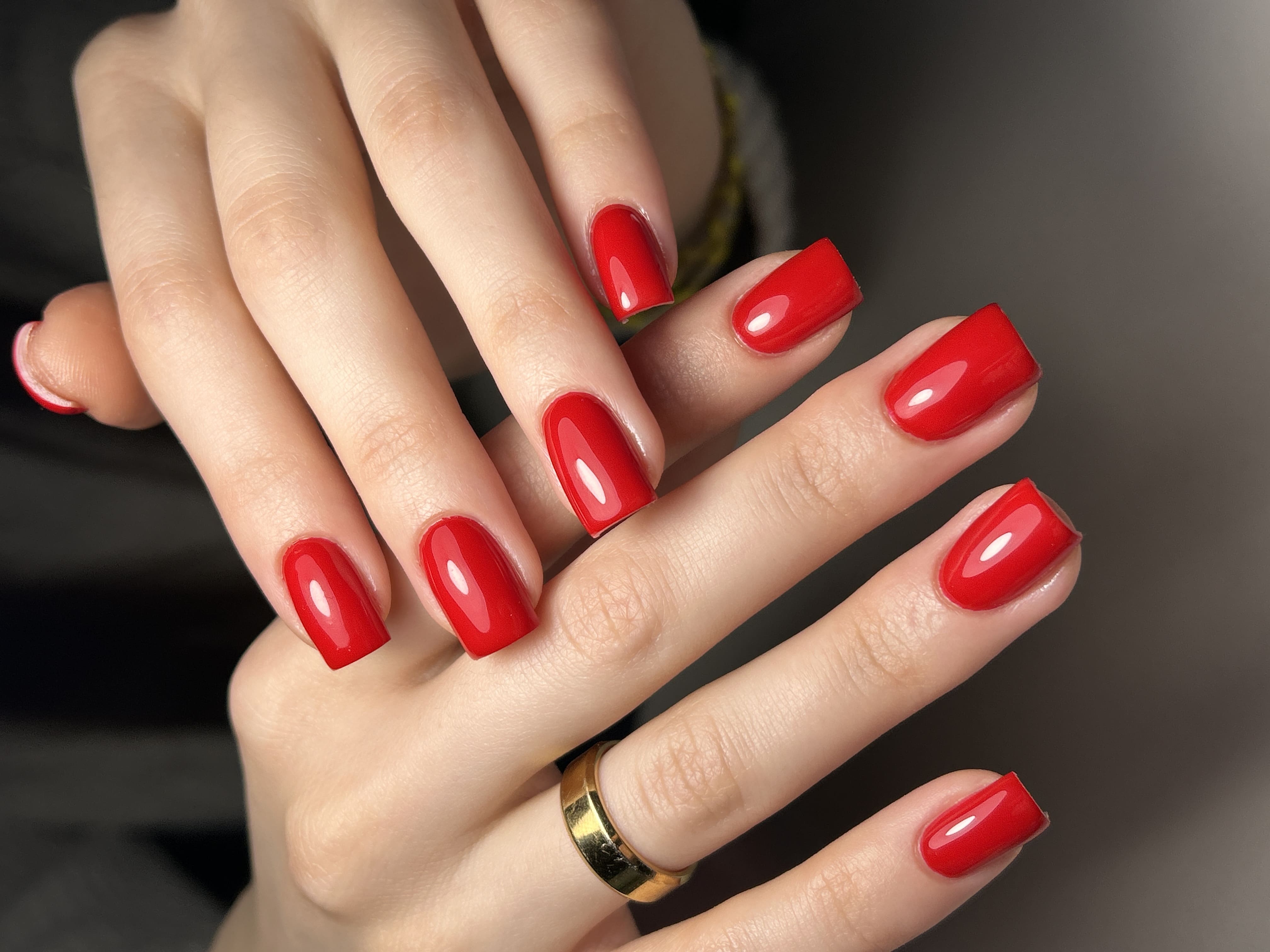 Яскраво-червоний манікюр